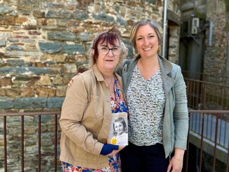 Denise, animatrice de loto à Châteaubriant, publie un livre sur son enfance difficile.