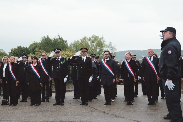 Hommage aux agents tués lors de l&rsquo;évasion de Mohamed Amra en Eure : enquête ouverte