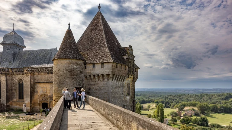 Circuit autour de la forteresse médiévale de Biron en Nouvelle-Aquitaine