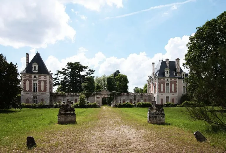 Le Château de Selles-sur-Cher : une forteresse médiévale classée au patrimoine historique français.
