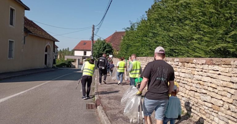 Besançon organise une “Clean Walk” pour nettoyer les déchets en bord de voirie.