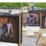 Exposition « Vivre ensemble » de Yann Arthus-Bertrand présente des portraits de Français à Paris.