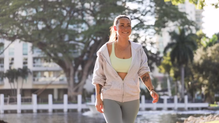 Marcher 10 000 pas par jour : une étude révèle des limites pour la santé cardiovasculaire.