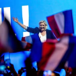 Marine Le Pen confirme que le départ à la retraite à 62 ans est maintenu dans le programme du RN.