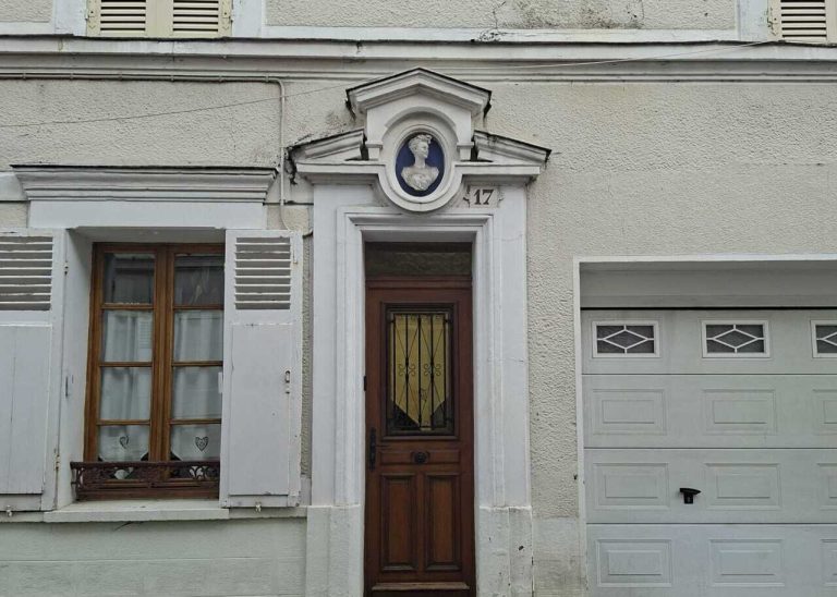 Découverte d&rsquo;un buste à Provins : qui étaient les Schaeffer, fabricants de porcelaine ?