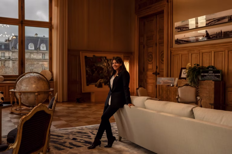 Anne Hidalgo, 25 ans à la mairie de Paris, face à des défis persistants pour la ville.