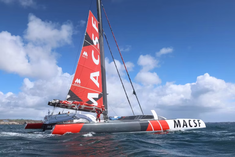Guirec Soudée, premier à faire le tour du monde à l&rsquo;envers en multicoque, témoigne de son expérience.