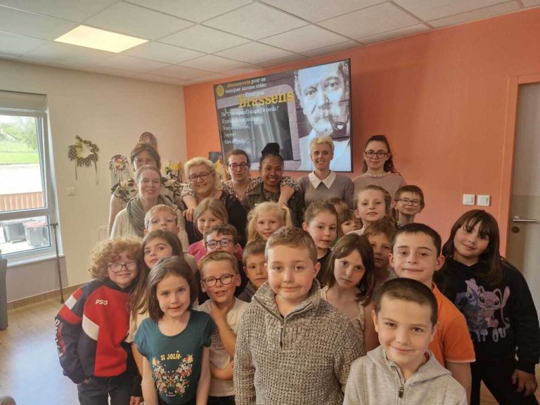 Karaoké à Bernay : enfants et résidents d&rsquo;un Ehpad chantent ensemble pour la convivialité.
