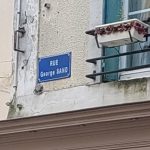 La rue Boucicaut à Bellême retrouvera ses anciennes plaques conservées par la mairie.
