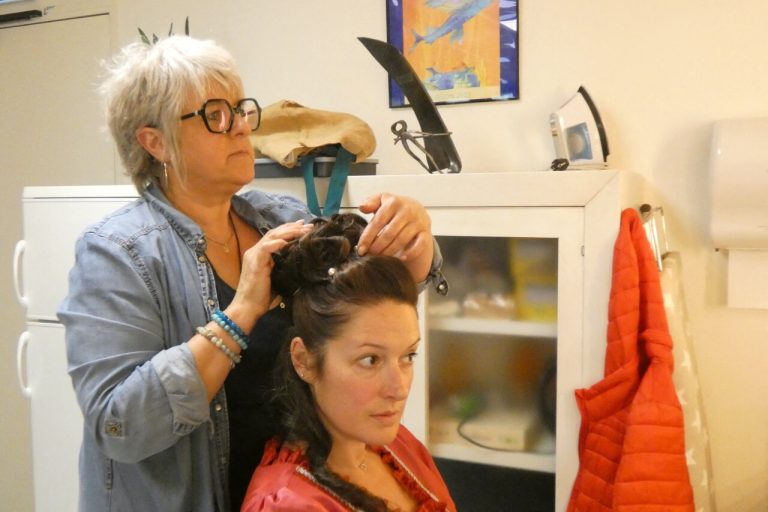 Côtes-d&rsquo;Armor : une coiffeuse de 40 ans d&rsquo;expérience crée des chignons historiques du XVIIe siècle.