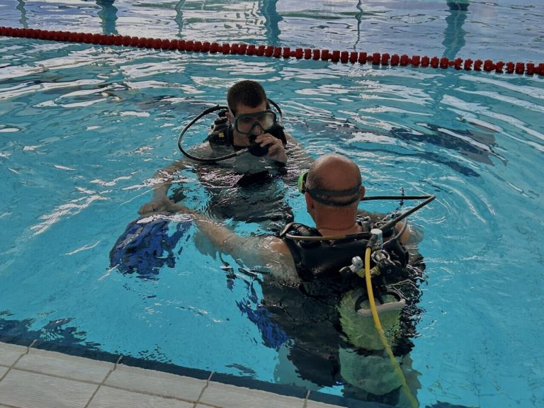 Des personnes en situation de handicap découvrent la plongée avec le club De nouvelles sensations en Orne.