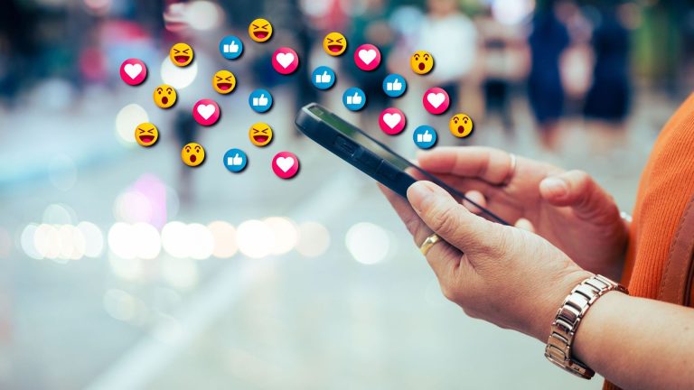 Les émojis, outils de communication en hausse, pourraient-ils devenir une langue officielle ?