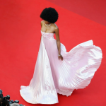 Festival de Cannes : les stars invitées à prendre le train face aux militants écologistes.