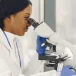 Les femmes en sciences gagnent en présence mais manquent de pouvoir, selon une étude mondiale.