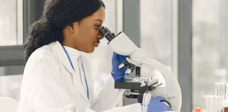 Les femmes en sciences gagnent en présence mais manquent de pouvoir, selon une étude mondiale.