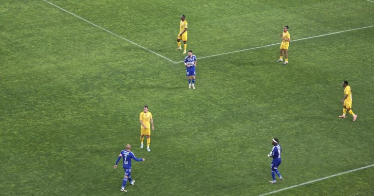 Le SC Bastia relégué en Ligue 3 après sa défaite contre Le Mans (0-2) en Ligue 2.