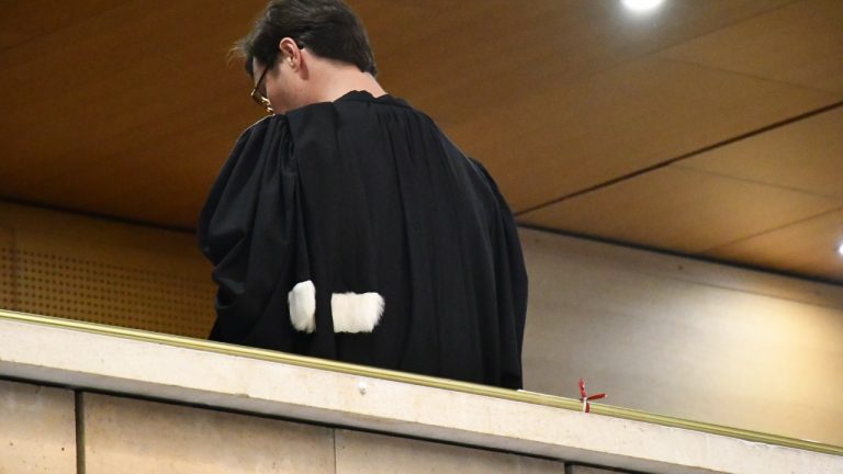 Une femme condamnée en France pour menaces avec un fusil et des outils après une rupture.