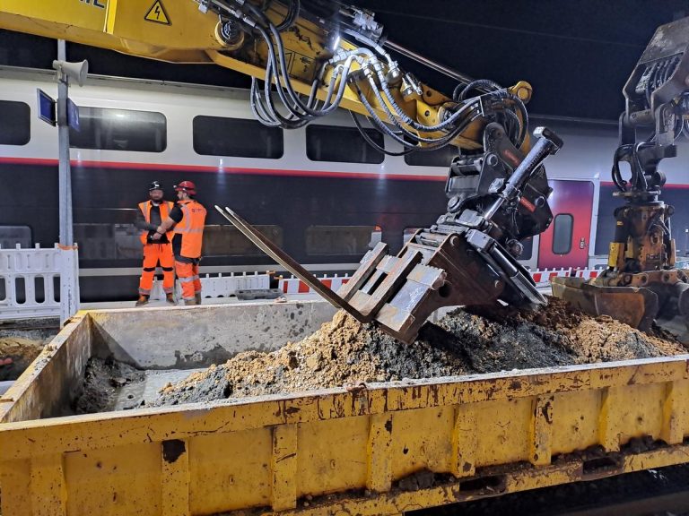 À Arcachon, la gare se transforme chaque nuit en chantier pour des travaux d&rsquo;infrastructure.