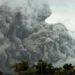Éruption d&rsquo;un volcan aux Philippines, nuage de cendres visible dans le ciel.