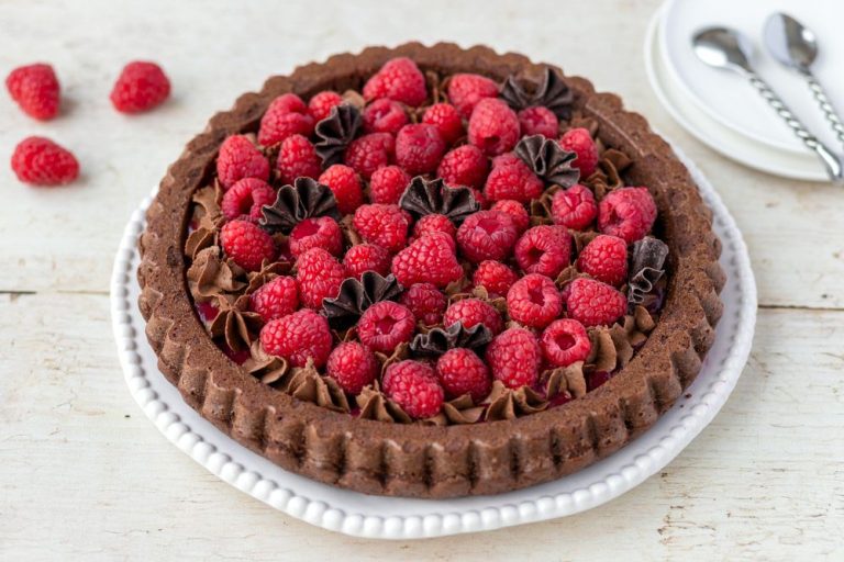 Gâteau au chocolat et framboises : une recette classique revisité pour les pâtissiers français.