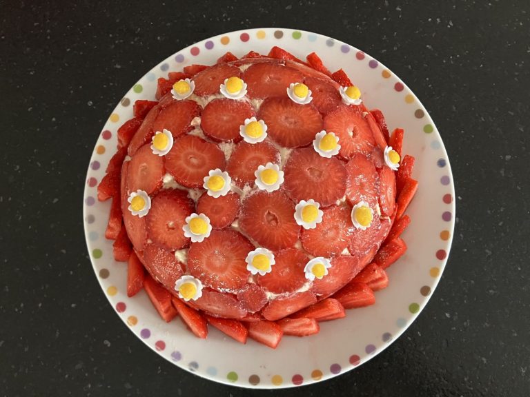 Tiramisu aux fraises : une recette italienne traditionnelle revisitée en France.
