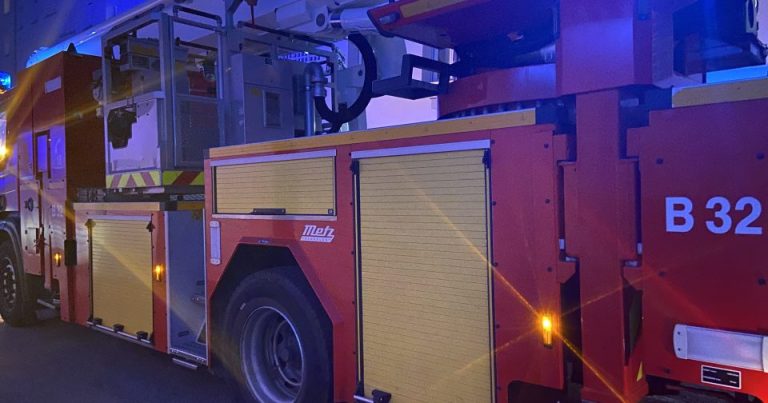 Feu de garage à Chay : propagation vers une habitation, intervention des pompiers en cours.