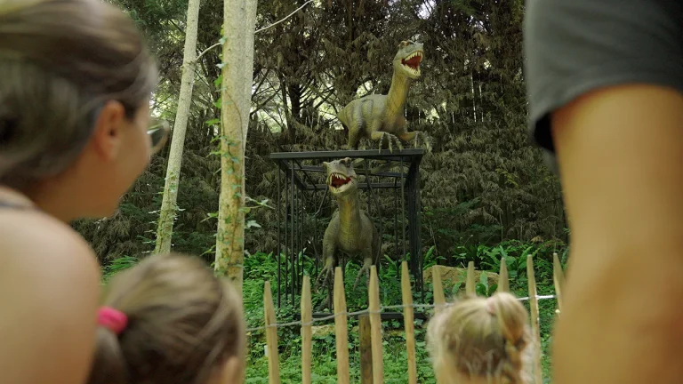 La Dordogne ouvre un parc préhistorique avec 50 dinosaures reconstitués vieux de 40 000 ans.