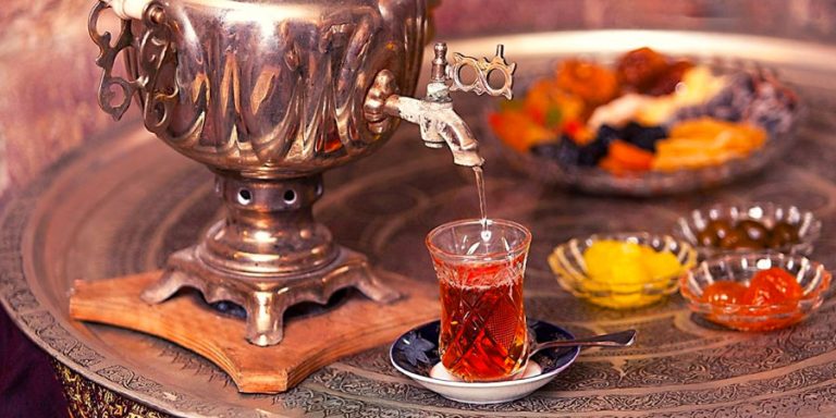 Le thé turc : une tradition ancrée en Turquie