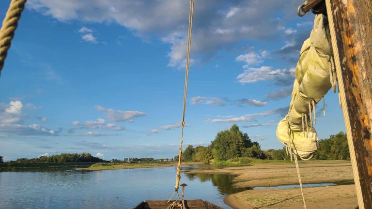 Un bateau-lavoir sur la Loire offre un nouvel espace pour se restaurer à Tours.