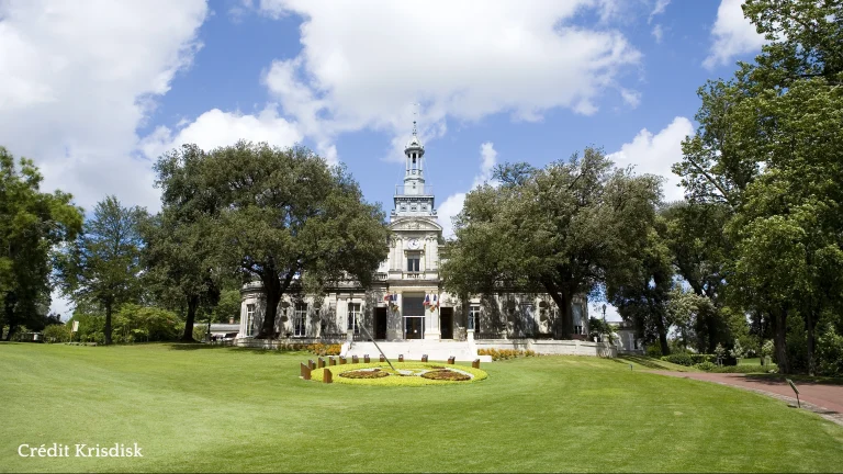 Le jardin classé de 7 hectares de l&rsquo;hôtel de ville en Nouvelle-Aquitaine dévoile ses secrets.