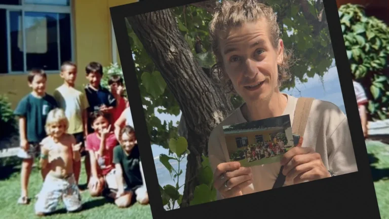 Après 26 ans, un ancien élève revient en Polynésie pour retrouver ses camarades de CP.