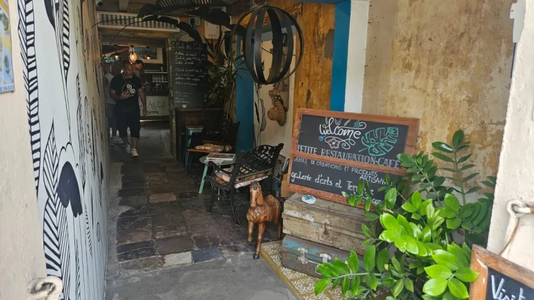 SÉ LA KAY NOU : Ouverture du créole Arts Café à Port-au-Prince pour promouvoir la culture locale.