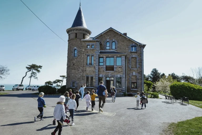 Valérie Pécresse propose de réduire les classes de mer publiques en Île-de-France.