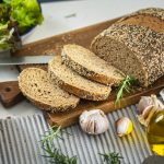 Pain de seigle aux graines de sésame et de pavot