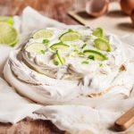 Pavlova au citron vert et menthe : une nouvelle recette adoptée par les chefs pâtissiers français.
