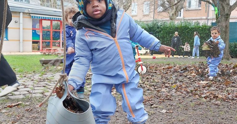 À Saint-Chamond, les crèches adoptent le jeu en extérieur quotidien par tous les temps.