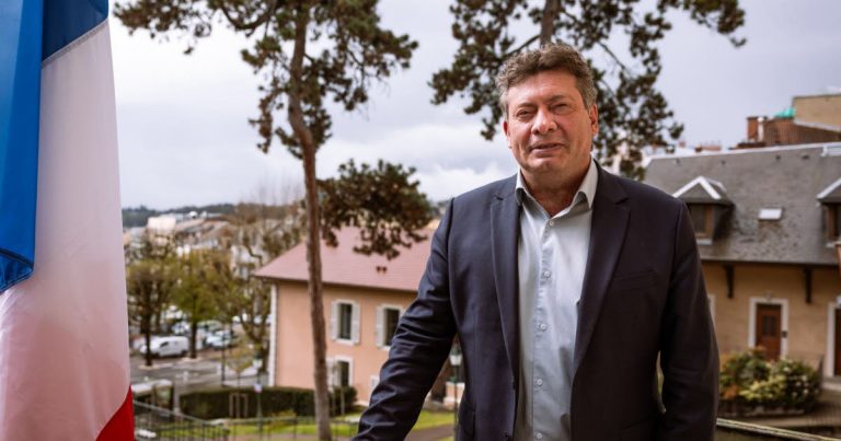Aix-les-Bains : Renaud Beretti réélu maire, priorise les dossiers des anciens thermes et des mobilités.
