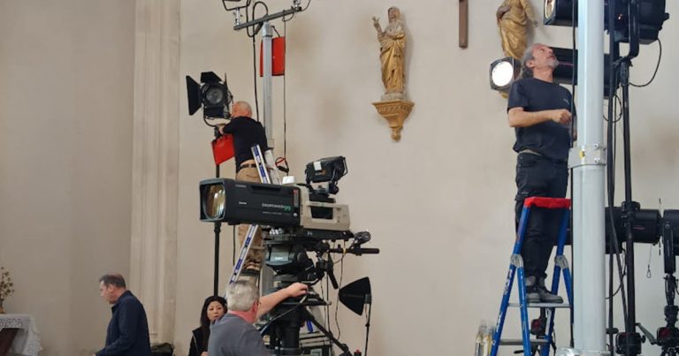 Messe en direct pour Le Jour du Seigneur depuis Fuissé sur France 2 après les répétitions.
