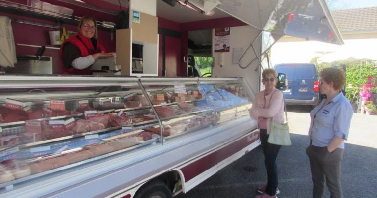 Marché hebdomadaire à Saint-Agnan : produits locaux et artisans présents ce vendredi matin.