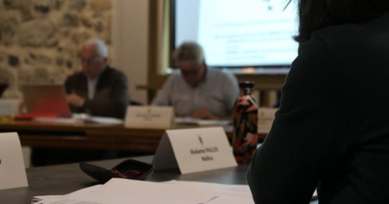 Jura : Les conseillers d’opposition peinent à s’imposer dans les villages locaux