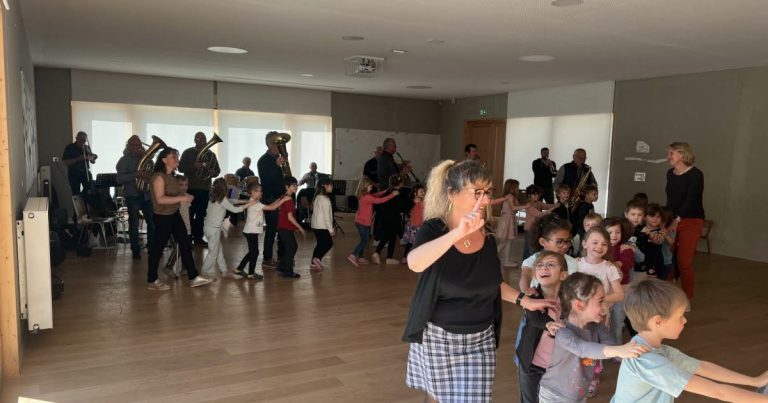Les Joyeux Steigeois forment les jeunes de Maisonsgoutte aux instruments de musique.