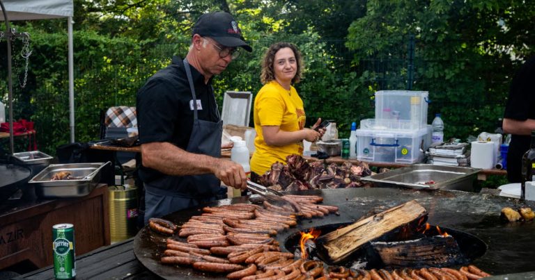 Métropole de Lyon : un barbecue de 74 heures établit un nouveau record mondial avec 10 500 repas.