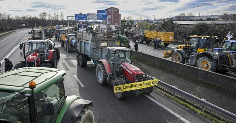 Rhône : les tracteurs quittent la préfecture, le trafic retrouve son cours normal.