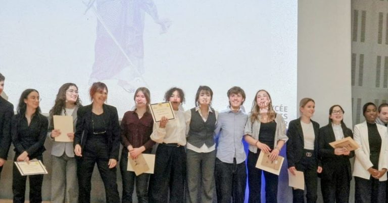 Des lycéens de Strasbourg dénoncent les atteintes aux droits humains sur scène.