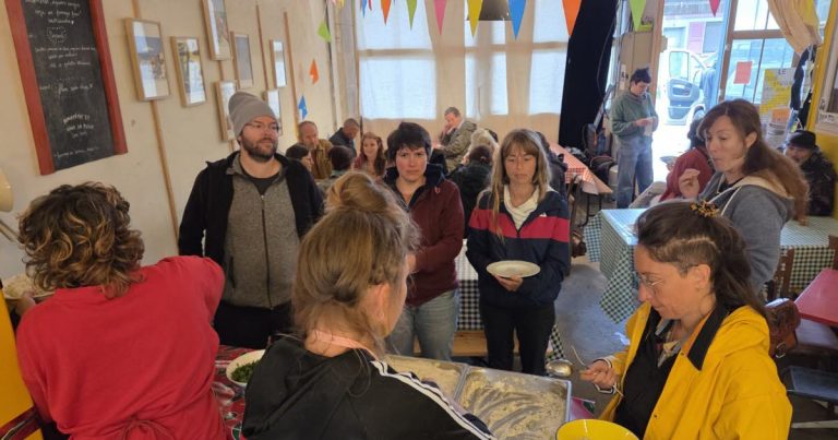 Cantine populaire à Jura : une initiative locale qui favorise la convivialité et l&rsquo;accès à la nourriture.