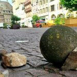 Une boule en pierre de la maison des Têtes à Colmar tombe sur la chaussée, aucune blessure signalée.