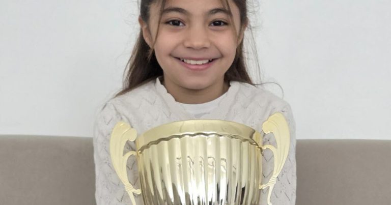 Sare Adam, 9 ans, remporte le titre de championne de France d&rsquo;échecs à Sainte-Marie.