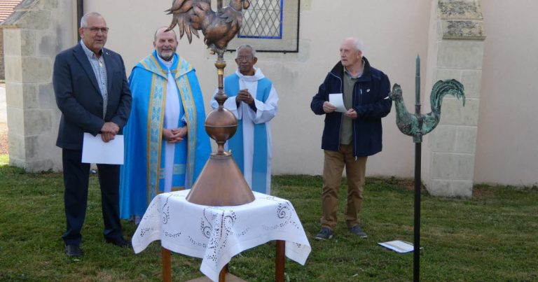Le père Jean-Noël baptise le nouveau coq de la chapelle à Varennes-sous-Dun.