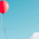 Un ballon lâché par une professeure anglaise atterrit dans une école en France.