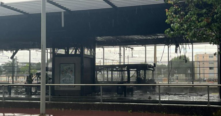 Incendie d’un bus à Chalon-sur-Saône endommage la gare routière, perturbant le trafic.